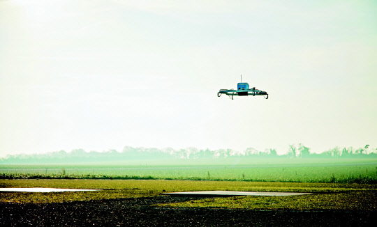 드론이 보안 분야의 새로운 위협요소로 부상하고 있다. 아마존은 자사 물품 배송에 도입한 드론에 적용할 기술로 원격 조종 주파수를 무력화하는 재밍 전파를 튕겨내는 기술을 마련하기도 했다.  아마존 제공